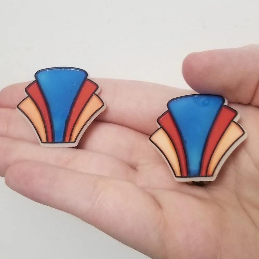 Fun, eye-catching vtg plastic clip on earrings - Picture 3 of 6